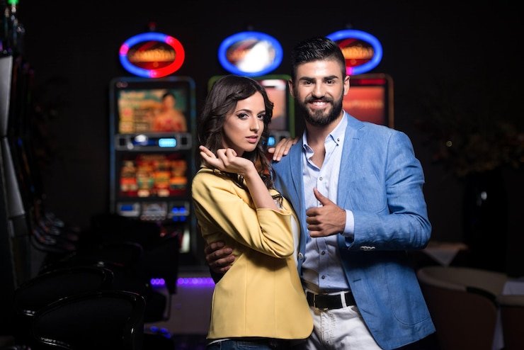 Dealer Live Sic Bo di studio indo6d melempar tiga dadu dalam cangkir transparan
